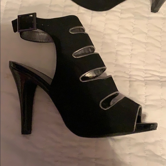 Black open toe heel 6”. - Picture 2 of 5